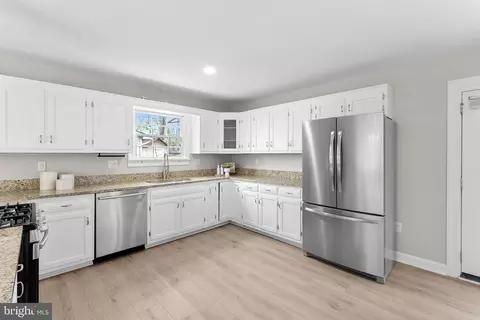 Kitchen - 19005 Red Oak Ln, Triangle, VA 22172 photo 4 of 4