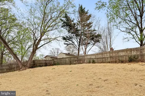 Exterior - 19005 Red Oak Ln, Triangle, VA 22172 photo 7 of 9