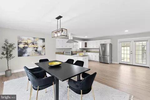 Dining - 19005 Red Oak Ln, Triangle, VA 22172 photo 3 of 5