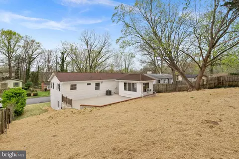 Exterior - 19005 Red Oak Ln, Triangle, VA 22172 photo 4 of 9