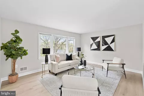 Living - 19005 Red Oak Ln, Triangle, VA 22172 photo 4 of 7