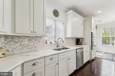 Kitchen - 3229 Riverview Dr, Triangle, VA 22172 photo 5 of 5