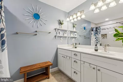 Bath - 3229 Riverview Dr, Triangle, VA 22172 photo 2 of 3