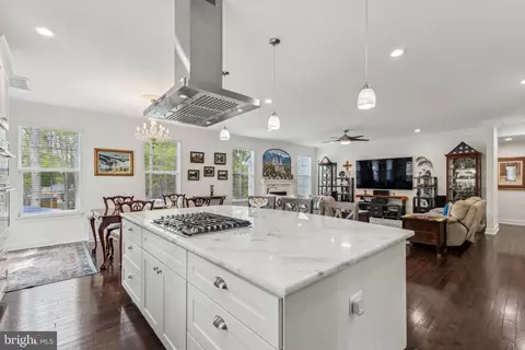 Kitchen - 3229 Riverview Dr, Triangle, VA 22172 photo 4 of 5