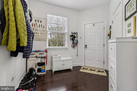 Entry Way - 3229 Riverview Dr, Triangle, VA 22172 photo 4 of 12