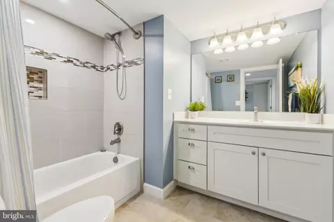 Bath - 3229 Riverview Dr, Triangle, VA 22172 photo 3 of 3