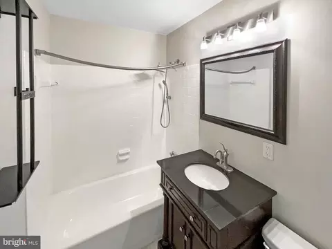 Bath - 3810 Port Hope Pt, Triangle, VA 22172 photo 1 of 5