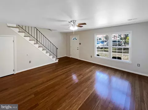 Living - 3810 Port Hope Pt, Triangle, VA 22172 photo 2 of 7