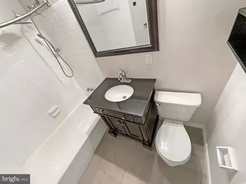 Bath - 3810 Port Hope Pt, Triangle, VA 22172 photo 3 of 5