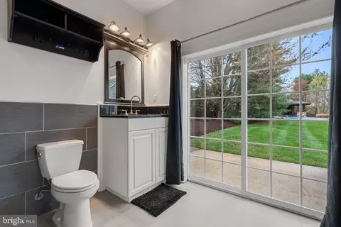 Bath - 4792 Maurine Ct, Gainesville, VA 20155 photo 6 of 8