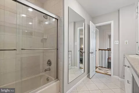 Bath - 4792 Maurine Ct, Gainesville, VA 20155 photo 4 of 8