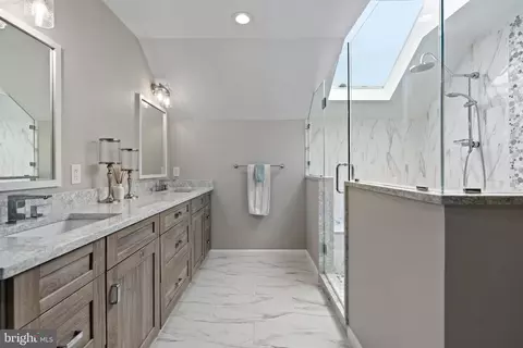 Bath - 4792 Maurine Ct, Gainesville, VA 20155 photo 2 of 8