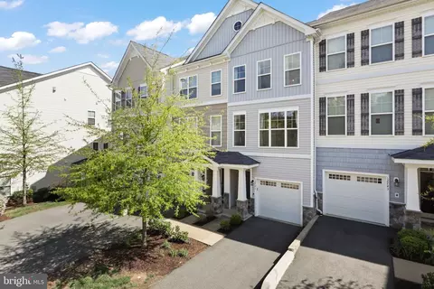 12741 Lotte Dr, Woodbridge, VA 22192