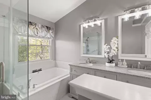 Bath - 18846 Beaten Path Ct, Triangle, VA 22172 photo 6 of 13