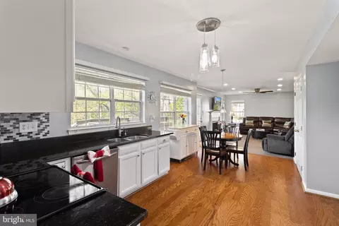 Kitchen - 18846 Beaten Path Ct, Triangle, VA 22172 photo 5 of 5