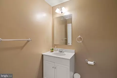 Entry Way - 18846 Beaten Path Ct, Triangle, VA 22172 photo 7 of 7