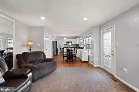 Entry Way - 18846 Beaten Path Ct, Triangle, VA 22172 photo 3 of 7