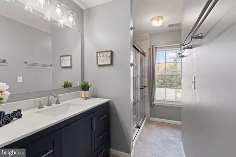 Bath - 18846 Beaten Path Ct, Triangle, VA 22172 photo 8 of 13