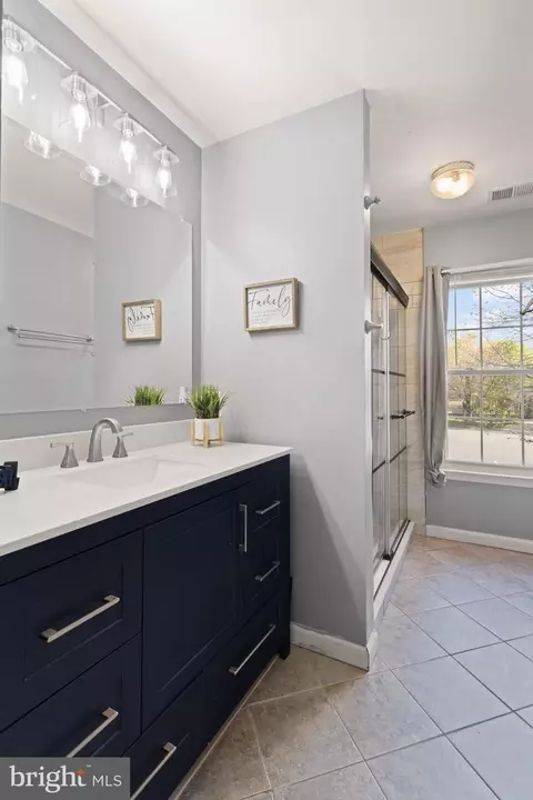 Bath - 18846 Beaten Path Ct, Triangle, VA 22172 photo 9 of 13