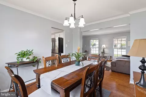 Dining - 18846 Beaten Path Ct, Triangle, VA 22172 photo 3 of 4
