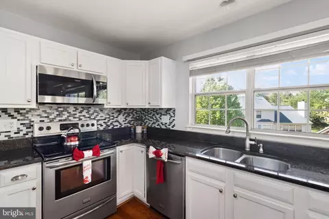 Kitchen - 18846 Beaten Path Ct, Triangle, VA 22172 photo 2 of 5