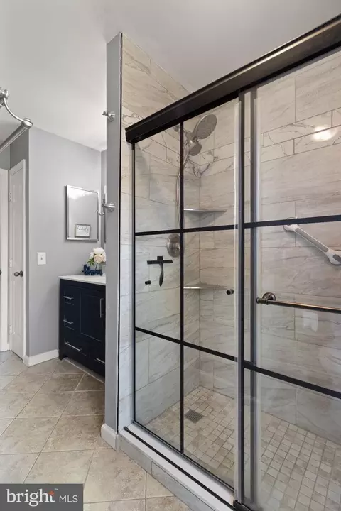 Bath - 18846 Beaten Path Ct, Triangle, VA 22172 photo 11 of 13
