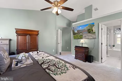 Bedroom - 18846 Beaten Path Ct, Triangle, VA 22172 photo 4 of 12