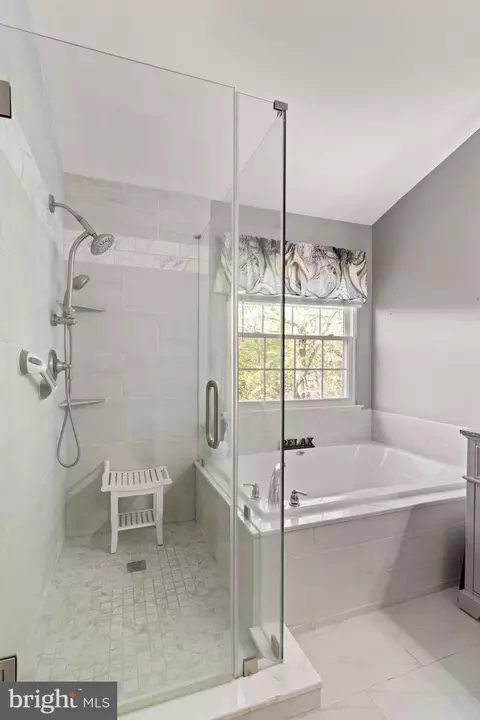 Bath - 18846 Beaten Path Ct, Triangle, VA 22172 photo 7 of 13