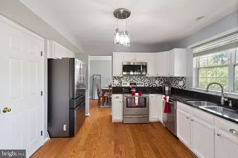 Kitchen - 18846 Beaten Path Ct, Triangle, VA 22172 photo 3 of 5