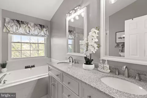 18846 Beaten Path Ct, Triangle, VA 22172