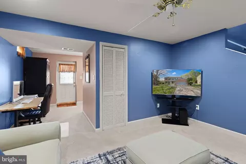 Entry Way - 18846 Beaten Path Ct, Triangle, VA 22172 photo 4 of 7