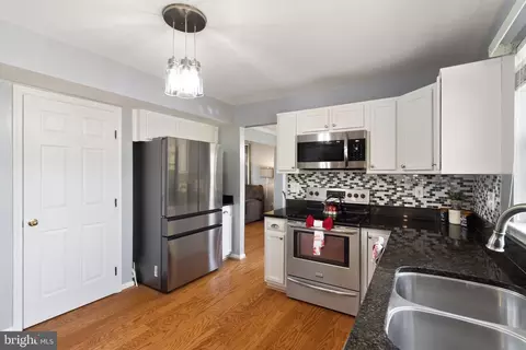 Kitchen - 18846 Beaten Path Ct, Triangle, VA 22172 photo 4 of 5