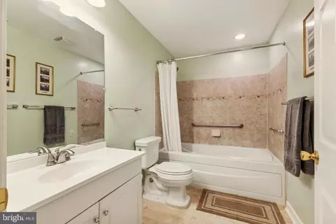 Bath - 6331 Retriever Ln, Gainesville, VA 20155 photo 4 of 4