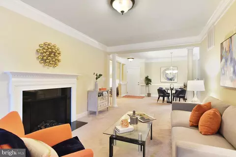 7055 Heritage Hunt Dr #208, Gainesville, VA 20155