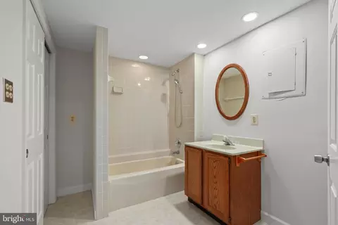 Bath - 4643 Holleyside Ct, Dumfries, VA 22025 photo 5 of 5