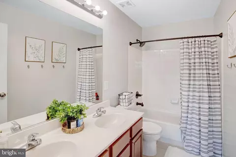 Bath - 10375 Navarone Pl, Manassas, VA 20110 photo 3 of 4