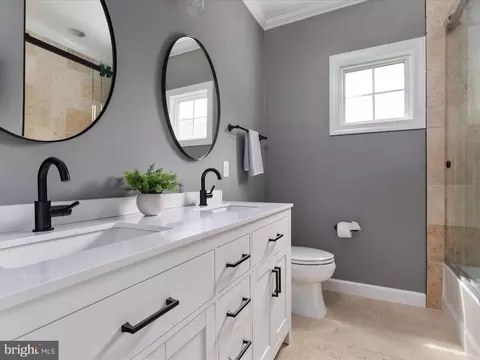 Bath - 14475 Bluff Point Ct, Gainesville, VA 20155 photo 6 of 8