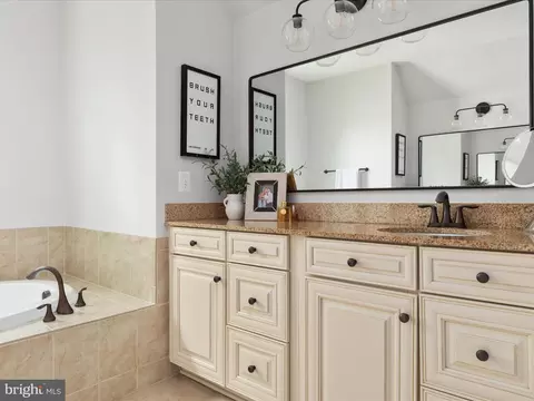 Bath - 14475 Bluff Point Ct, Gainesville, VA 20155 photo 4 of 8