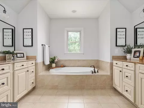 Bath - 14475 Bluff Point Ct, Gainesville, VA 20155 photo 3 of 8