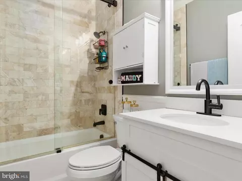 Bath - 14475 Bluff Point Ct, Gainesville, VA 20155 photo 7 of 8
