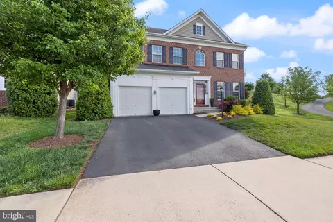 Exterior - 14401 Broadwinged Dr, Gainesville, VA 20155 photo 3 of 10