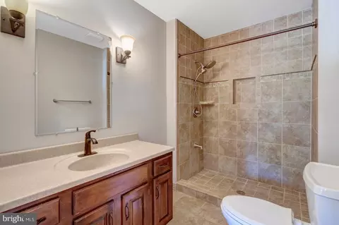 Bath - 4187 Stepney Dr, Gainesville, VA 20155 photo 3 of 5