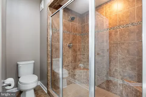 Bath - 7494 Brunson Cir, Gainesville, VA 20155 photo 3 of 4