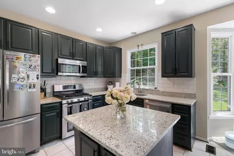 Kitchen - 3587 Lions Field Rd, Triangle, VA 22172 photo 2 of 3