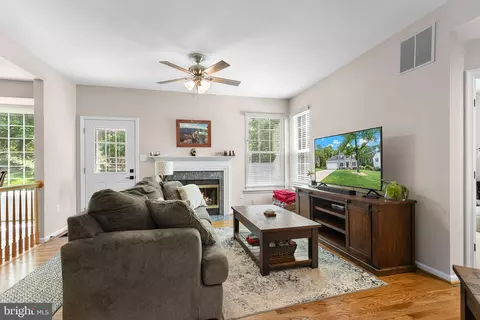 Living - 3587 Lions Field Rd, Triangle, VA 22172 photo 2 of 2