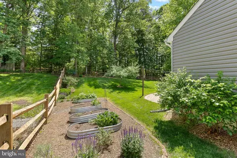 Exterior - 3587 Lions Field Rd, Triangle, VA 22172 photo 5 of 7