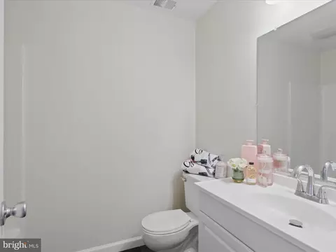 Bath - 10612 Winfield Loop, Manassas, VA 20109 photo 3 of 4