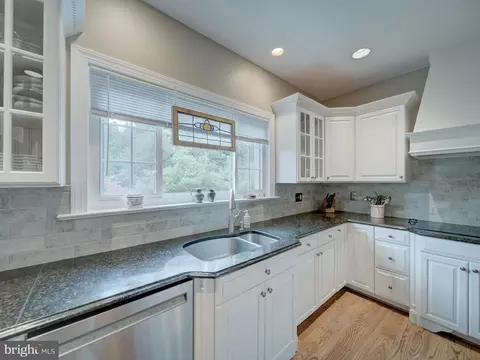 Kitchen - 4387 Stepney Dr, Gainesville, VA 20155 photo 4 of 7