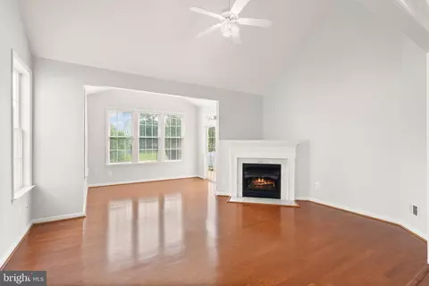 Living - 5943 Affirmed Pl, Gainesville, VA 20155 photo 2 of 7