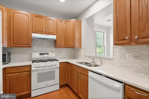 Kitchen - 5943 Affirmed Pl, Gainesville, VA 20155 photo 2 of 3